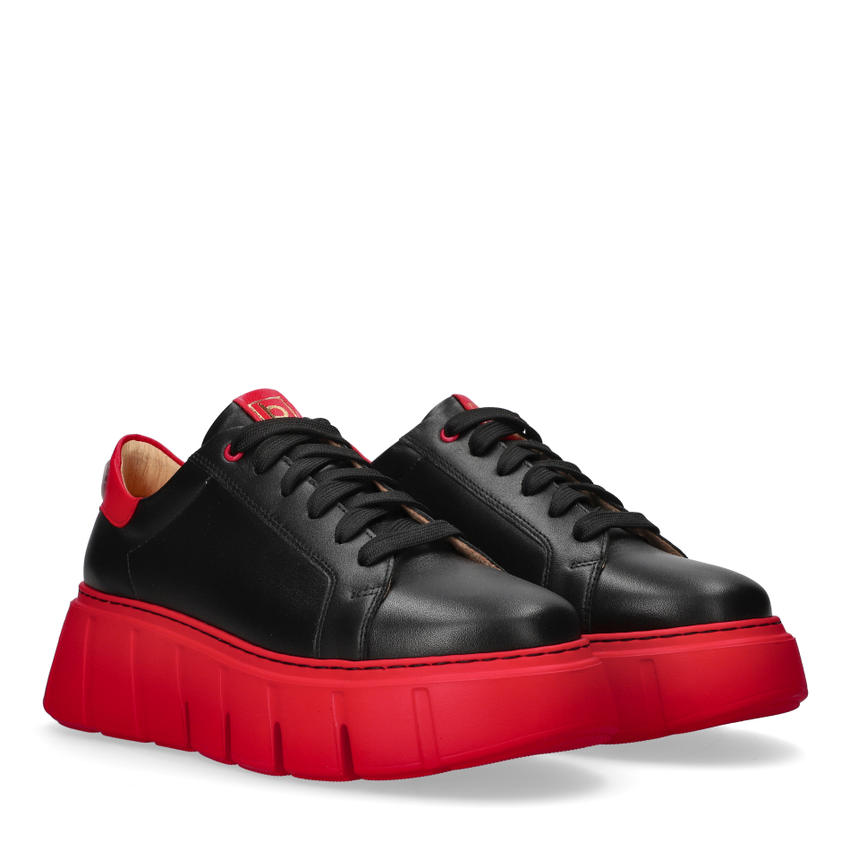 Czarne sportowe sneakersy na czerwonych spodach