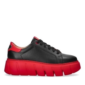 Czarne sportowe sneakersy na czerwonych spodach